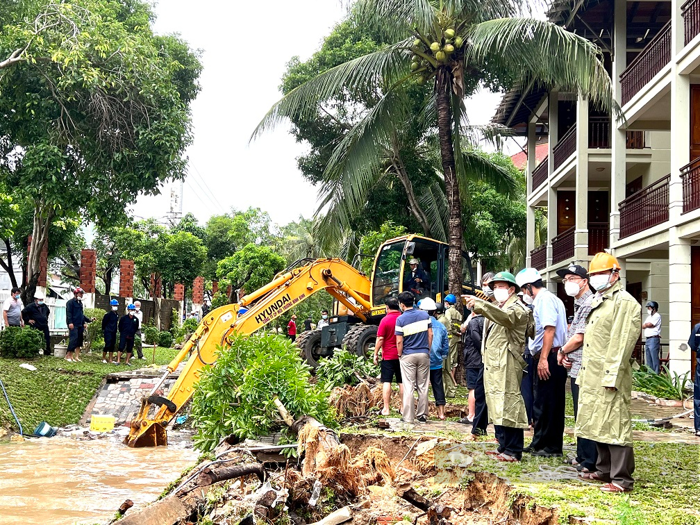 Xót xa vùng lũ Bình Định: Người chết, nhiều nơi 'chìm' trong biển nước, xe máy 'chỏng chơ' tránh lũ trên ghế - Ảnh 4.