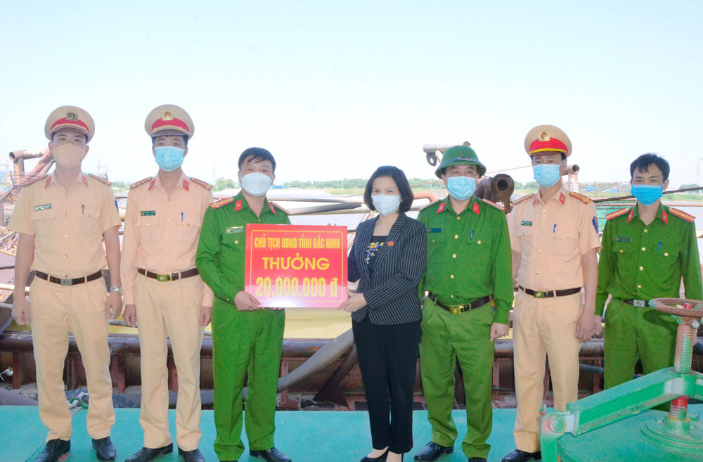 Bắc Ninh: Bắt được 1 tàu khai thác cát trộm, Công an huyện Gia Bình được Chủ tịch tỉnh tặng bằng khen - Ảnh 1.