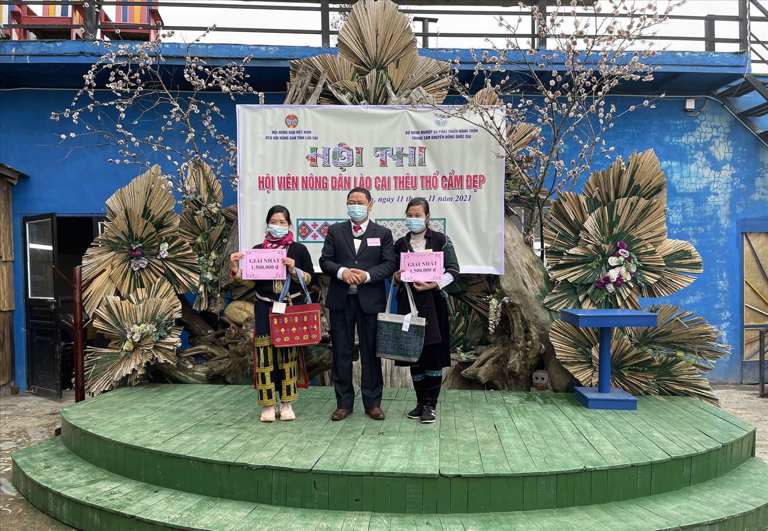 Lào Cai: Lần đầu tiên tổ chức hội thi thêu thổ cẩm đẹp cho nữ nông dân người Mông, Dao - Ảnh 2.