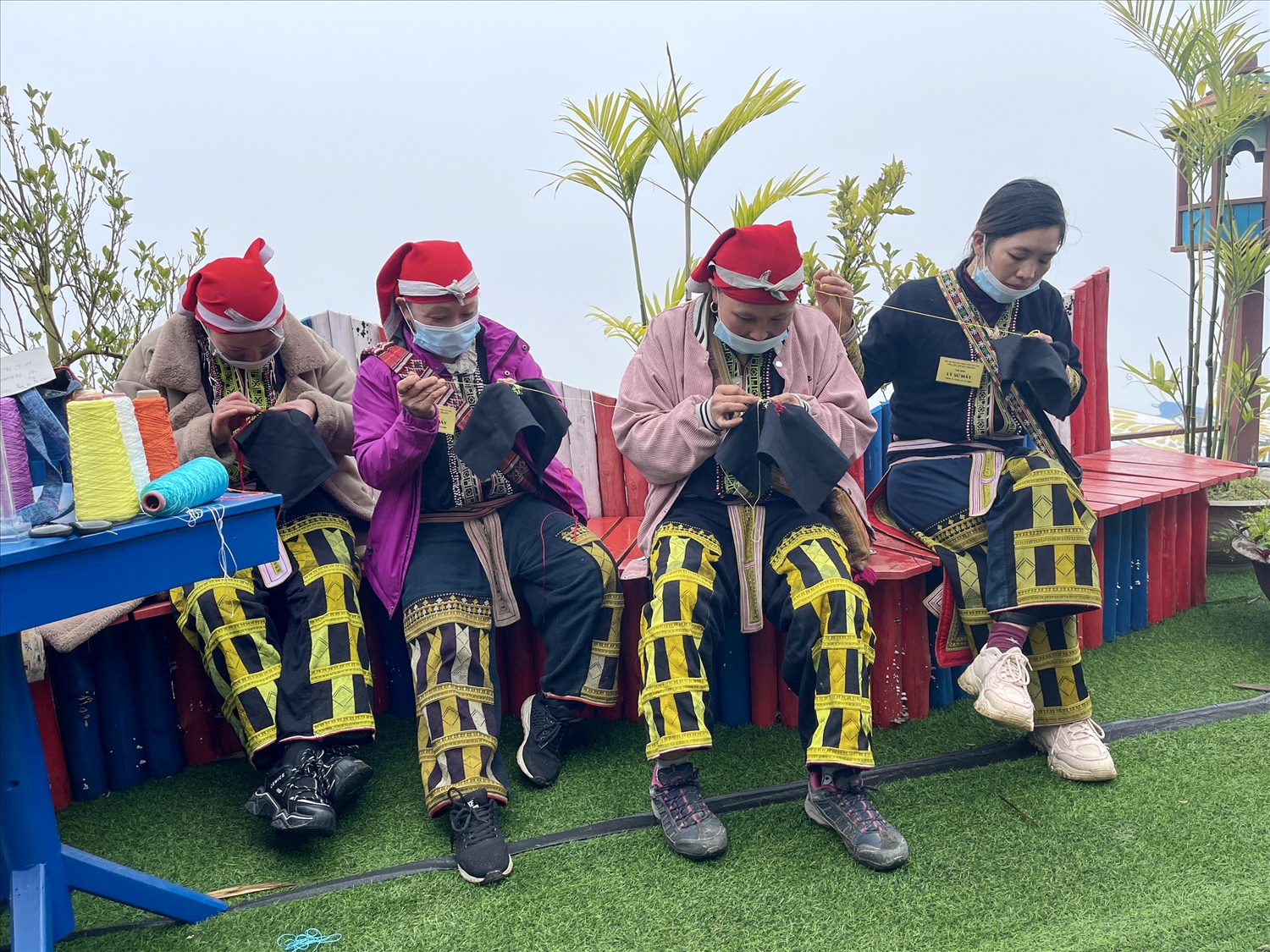 Lào Cai: Lần đầu tiên tổ chức hội thi thêu thổ cẩm đẹp cho nữ nông dân người Mông, Dao - Ảnh 1.