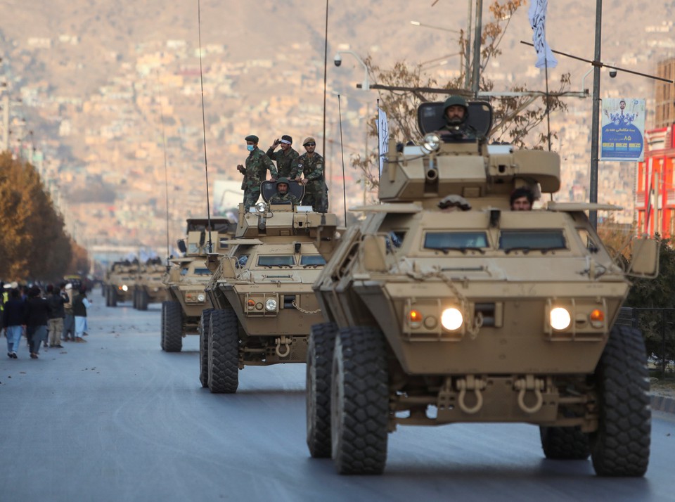 Ảnh: Xe thiết giáp Mỹ, trực thăng Nga trong cuộc diễu binh của Taliban - Ảnh 1.
