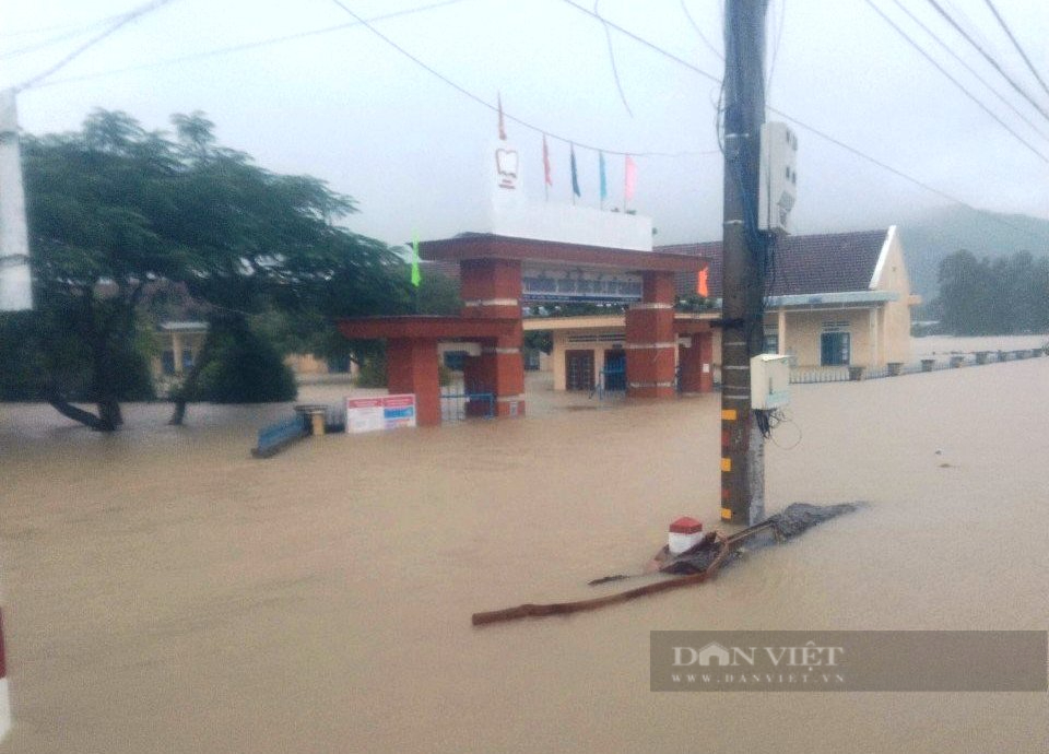 Lũ lụt 'hoành hành', nhiều nơi ở Bình Định tiếp tục chìm trong biển nước, ngập sâu hơn 1m - Ảnh 2.