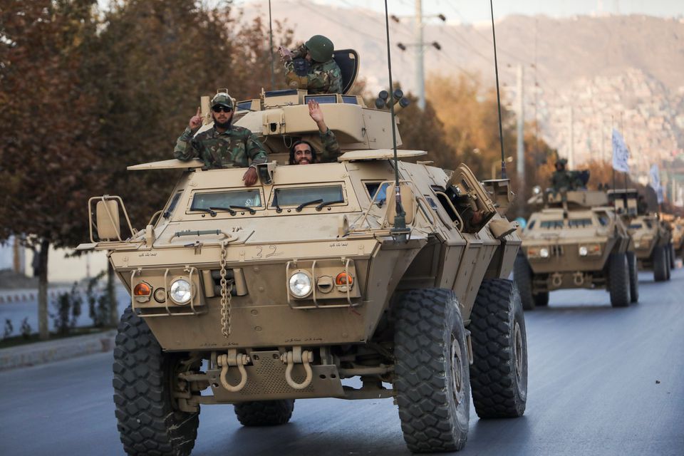 Ảnh: Xe thiết giáp Mỹ, trực thăng Nga trong cuộc diễu binh của Taliban - Ảnh 2.