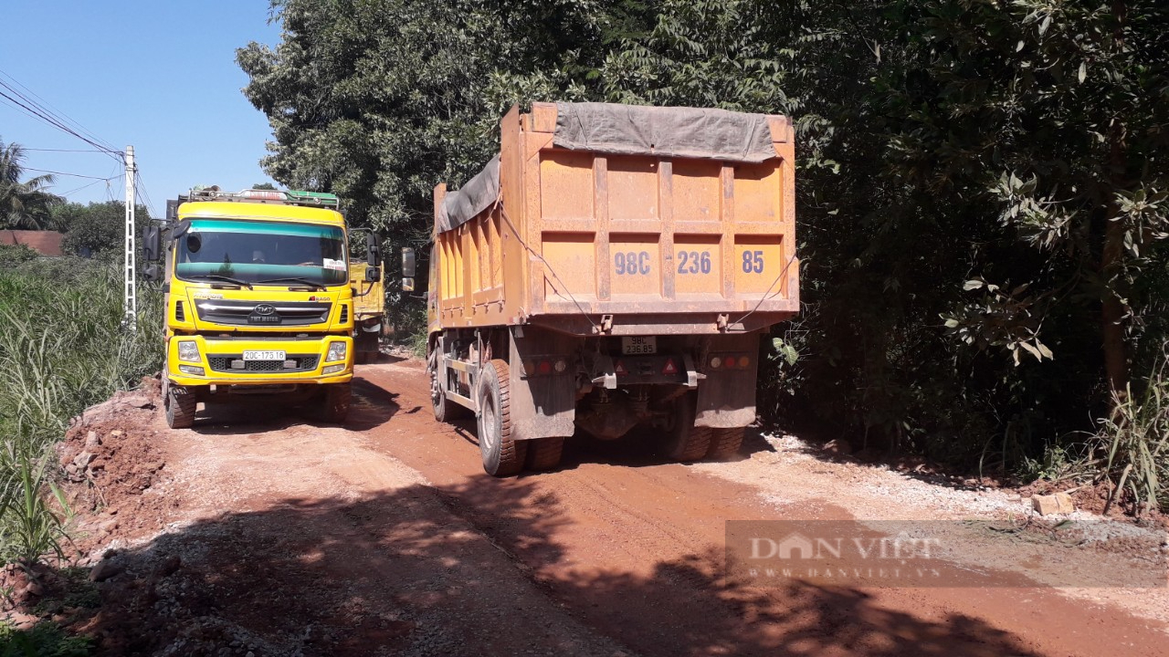 Thái Nguyên: Đường bê tông bị xe tải chở đất cày nát, ngành chức năng nói gì? - Ảnh 6.