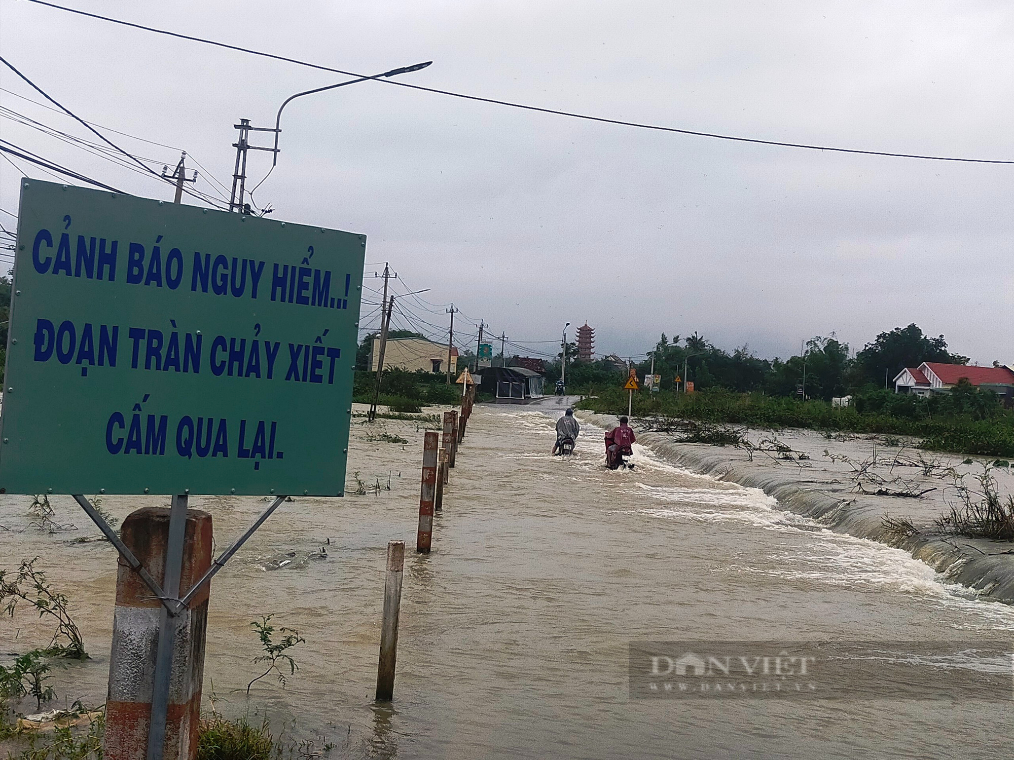 Lũ lụt 'hoành hành', nhiều nơi ở Bình Định tiếp tục chìm trong biển nước, ngập sâu hơn 1m - Ảnh 6.