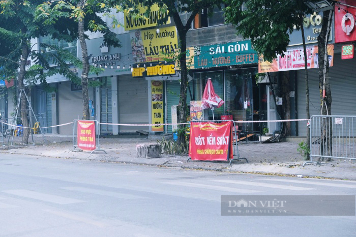 Hà Nội ghi nhận số ca nhiễm cao kỷ lục, hàng loạt quán ăn, cửa hàng ở trung tâm tạm phong toả - Ảnh 3.