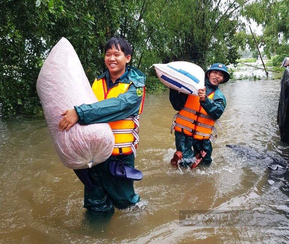 Lũ lụt 'hoành hành', nhiều nơi ở Bình Định tiếp tục chìm trong biển nước, ngập sâu hơn 1m - Ảnh 5.