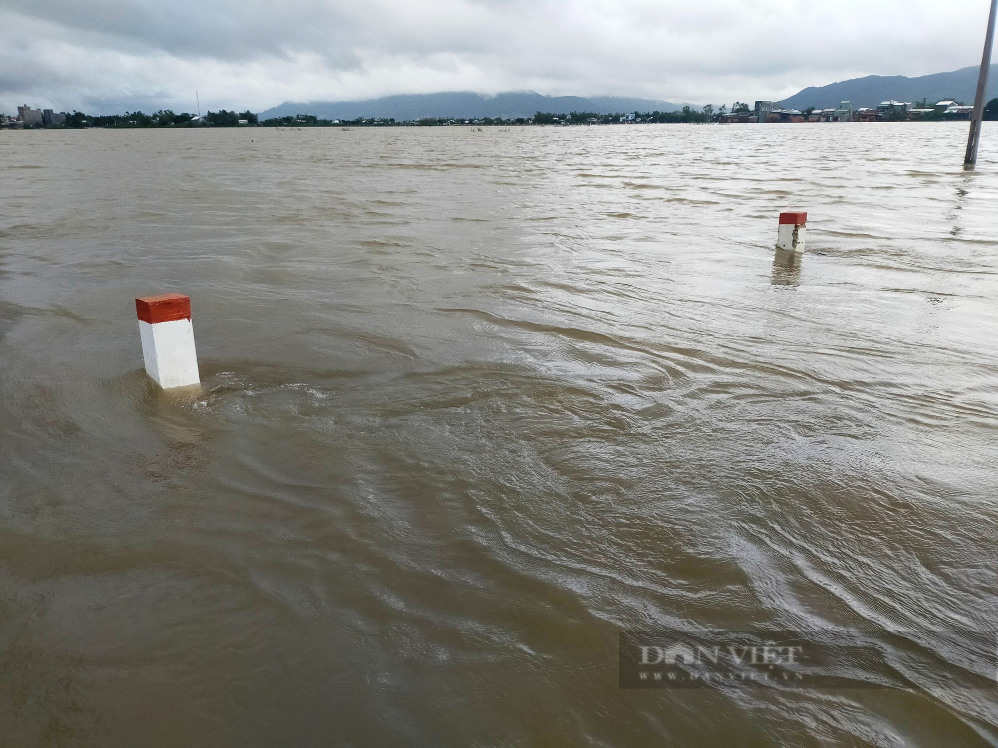 Lũ lụt 'hoành hành', nhiều nơi ở Bình Định tiếp tục chìm trong biển nước, ngập sâu hơn 1m - Ảnh 3.