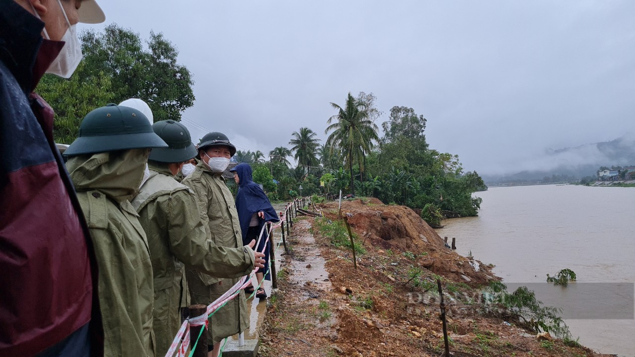 Lũ lụt 'hoành hành', nhiều nơi ở Bình Định tiếp tục chìm trong biển nước, ngập sâu hơn 1m - Ảnh 8.