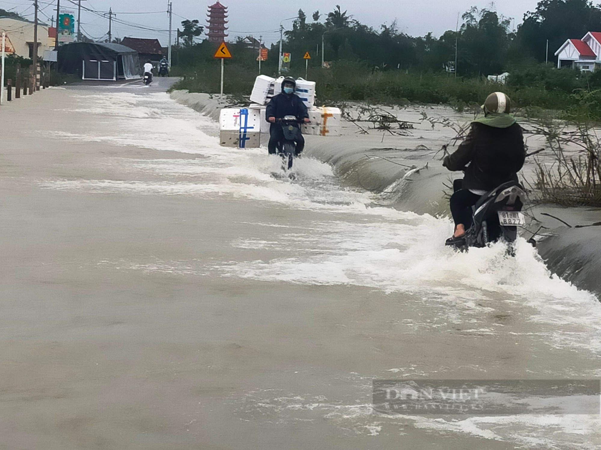 Lũ lụt 'hoành hành', nhiều nơi ở Bình Định tiếp tục chìm trong biển nước, ngập sâu hơn 1m - Ảnh 11.