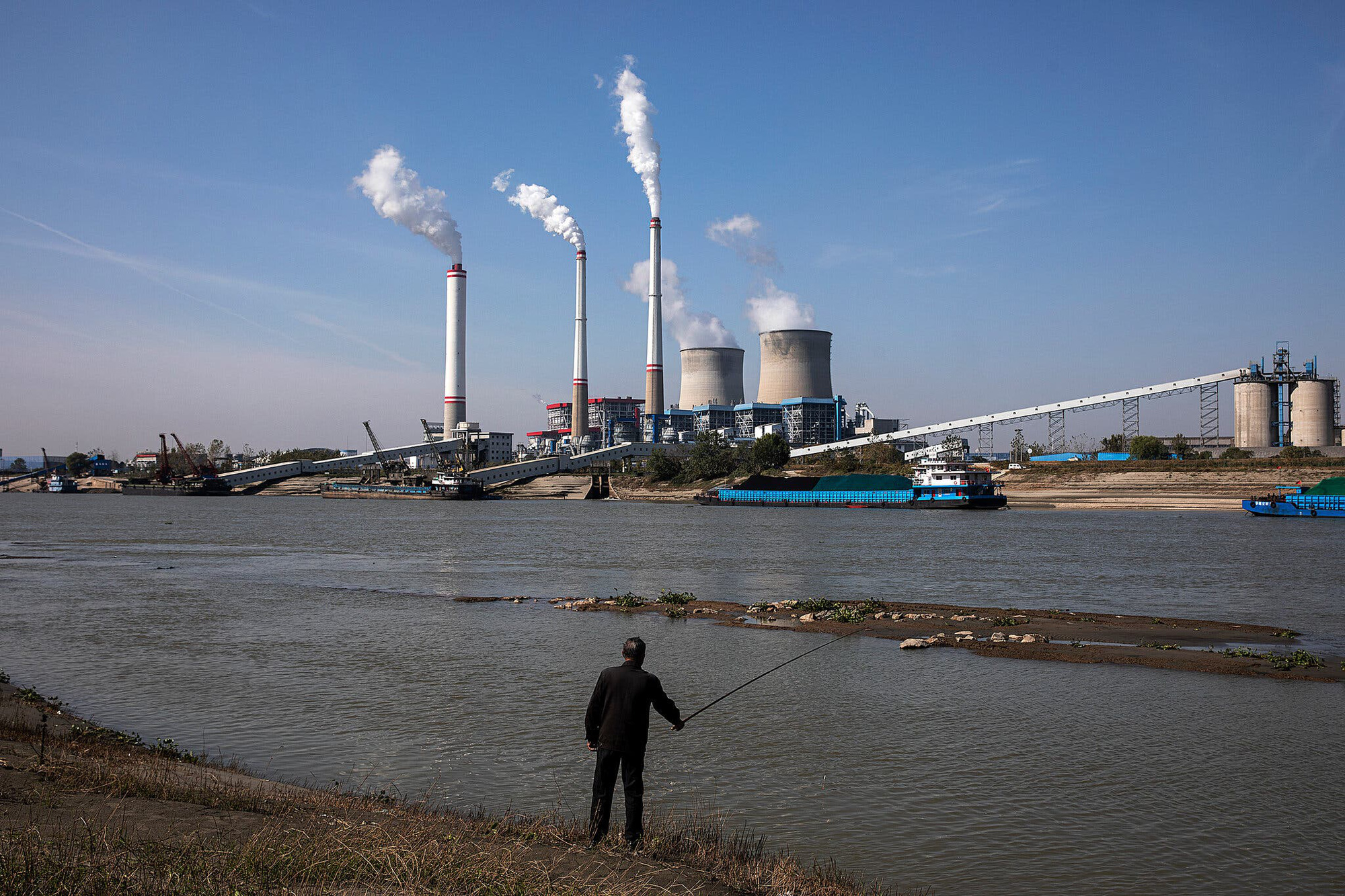 Một nhà máy nhiệt điện than ở Hán Xuyên, Trung Quốc. Nước này đã công bố các bước để giảm sử dụng nhiên liệu hóa thạch, nhưng vẫn có kế hoạch cho các nhà máy nhiệt điện than mới.