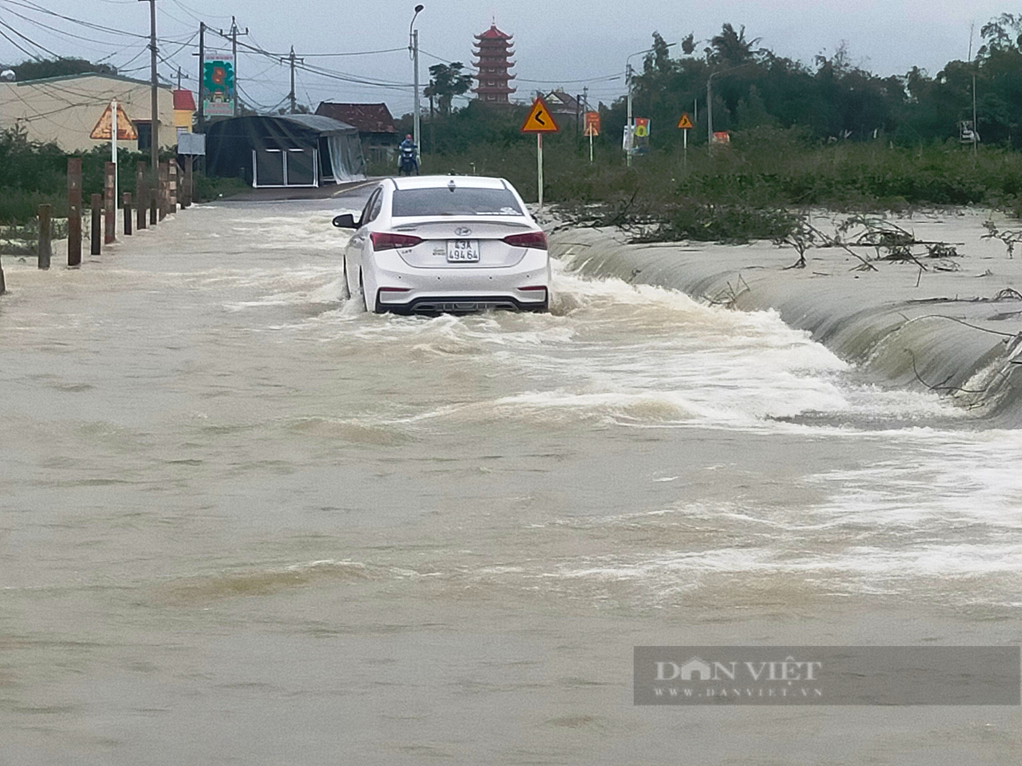 Lũ lụt 'hoành hành', nhiều nơi ở Bình Định tiếp tục chìm trong biển nước, ngập sâu hơn 1m - Ảnh 13.