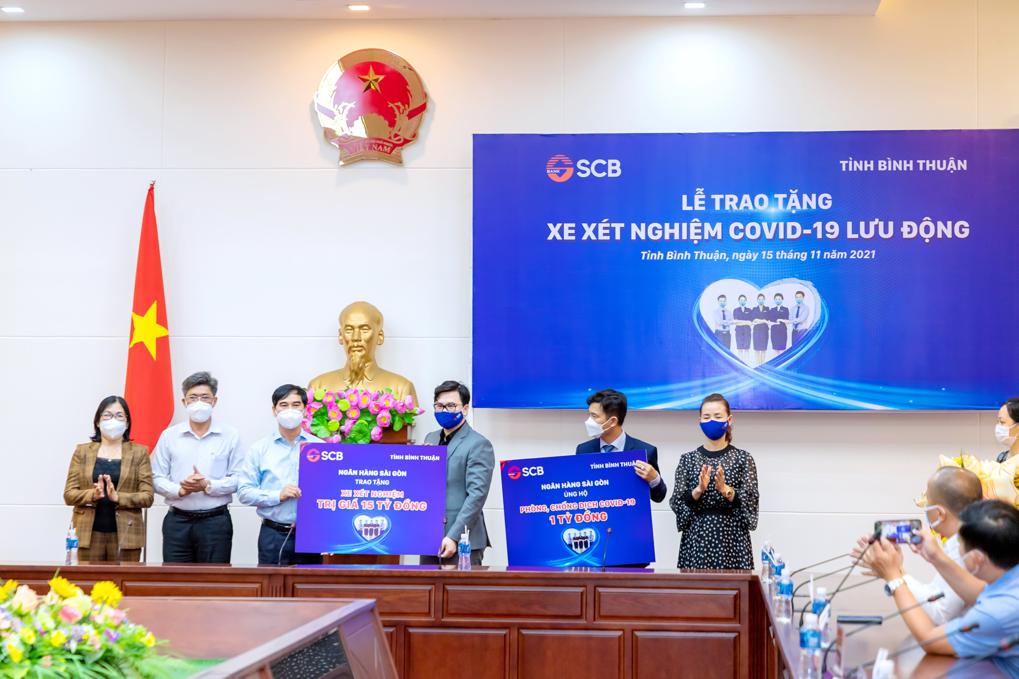 SCB tặng Bình Thuận xe xét nghiệm lưu động - Ảnh 2.