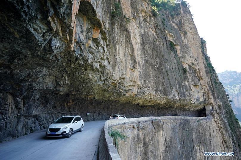 Đường xuyên núi ngoạn mục bậc nhất ở Trung Quốc - Ảnh 3.