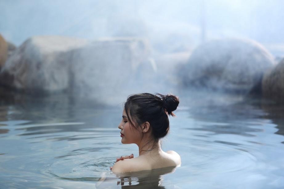 Ích lợi của việc tắm onsen thường xuyên & những lời khuyên từ chuyên gia - Ảnh 1.