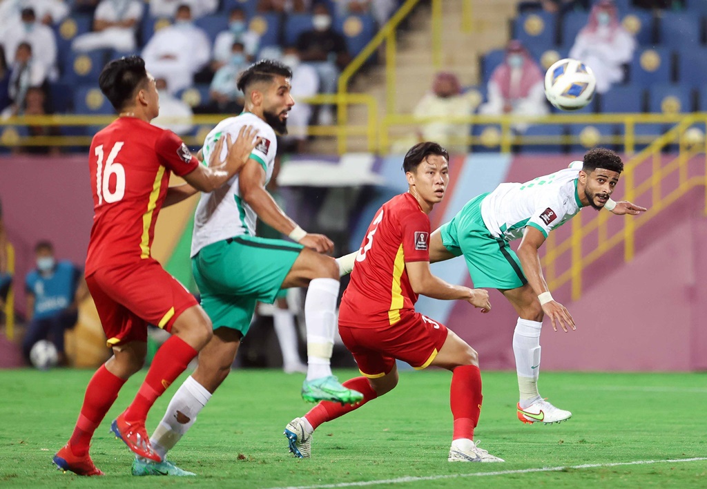 Vòng loại World Cup 2022 Việt Nam - Ả Rập Xê-út: Năm 2024, các cĐT bóng đá không thể bỏ qua trận đấu nảy lửa giữa Việt Nam và Ả Rập Xê-út trong vòng loại World Cup. Sân vận động sẽ được đón nhận rất nhiều người hâm mộ đến để cổ vũ cho đội bóng của mình. Nét đẹp sảng khoái của môn thể thao này sẽ mang lại nhiều niềm vui cho người hâm mộ.