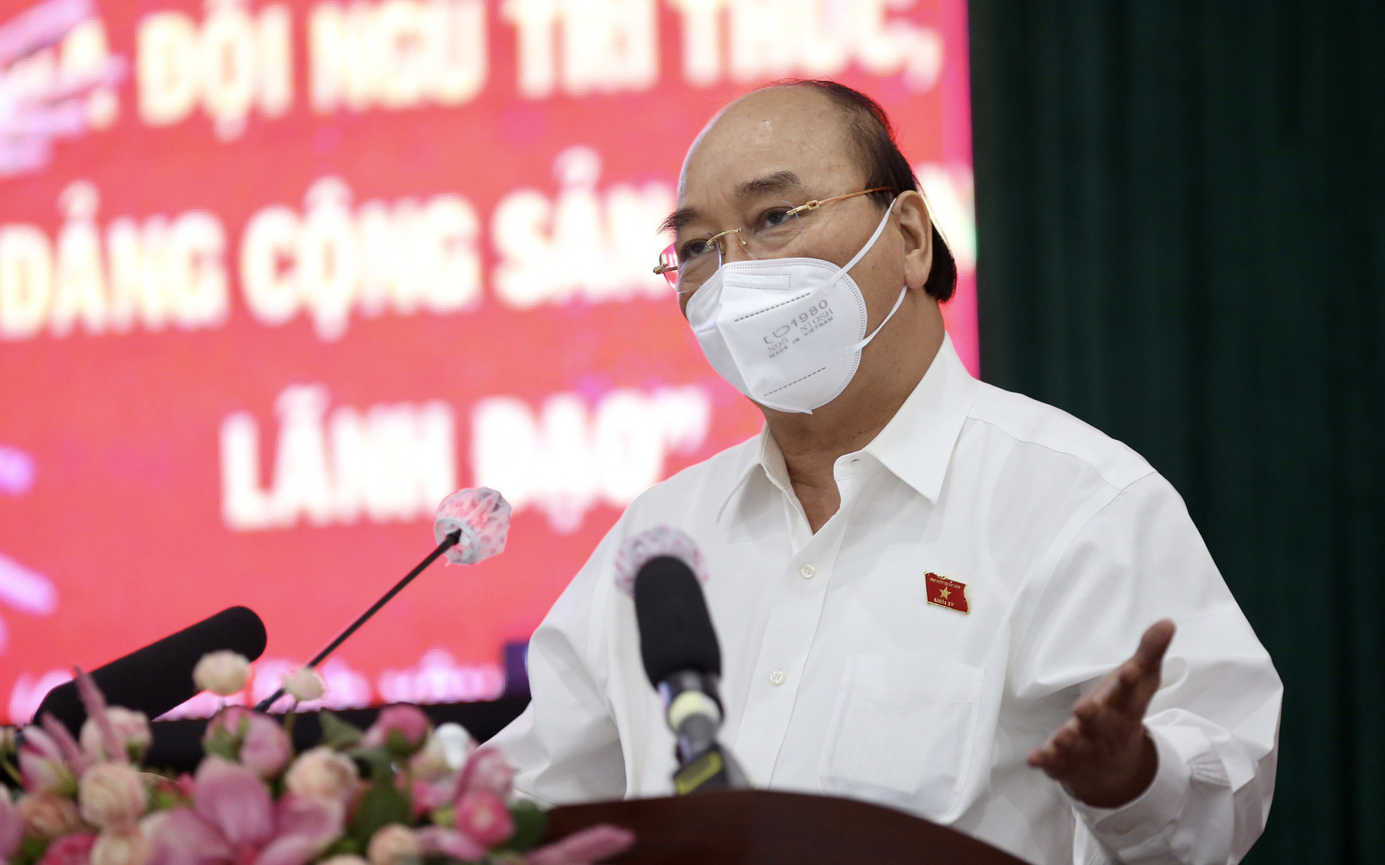 Chủ tịch nước Nguyễn Xuân Phúc: TP.HCM phải chuyển động mạnh mẽ với tinh thần 'khó khăn gấp đôi, cố gắng gấp ba'