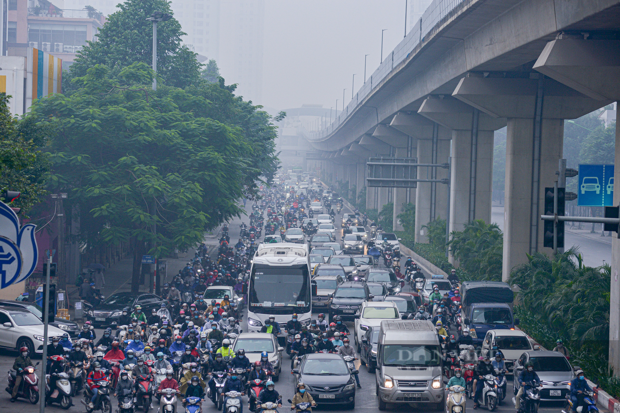 Hà Nội: Sương mù và bụi bẩn bao trùm cả thành phố - Ảnh 3.