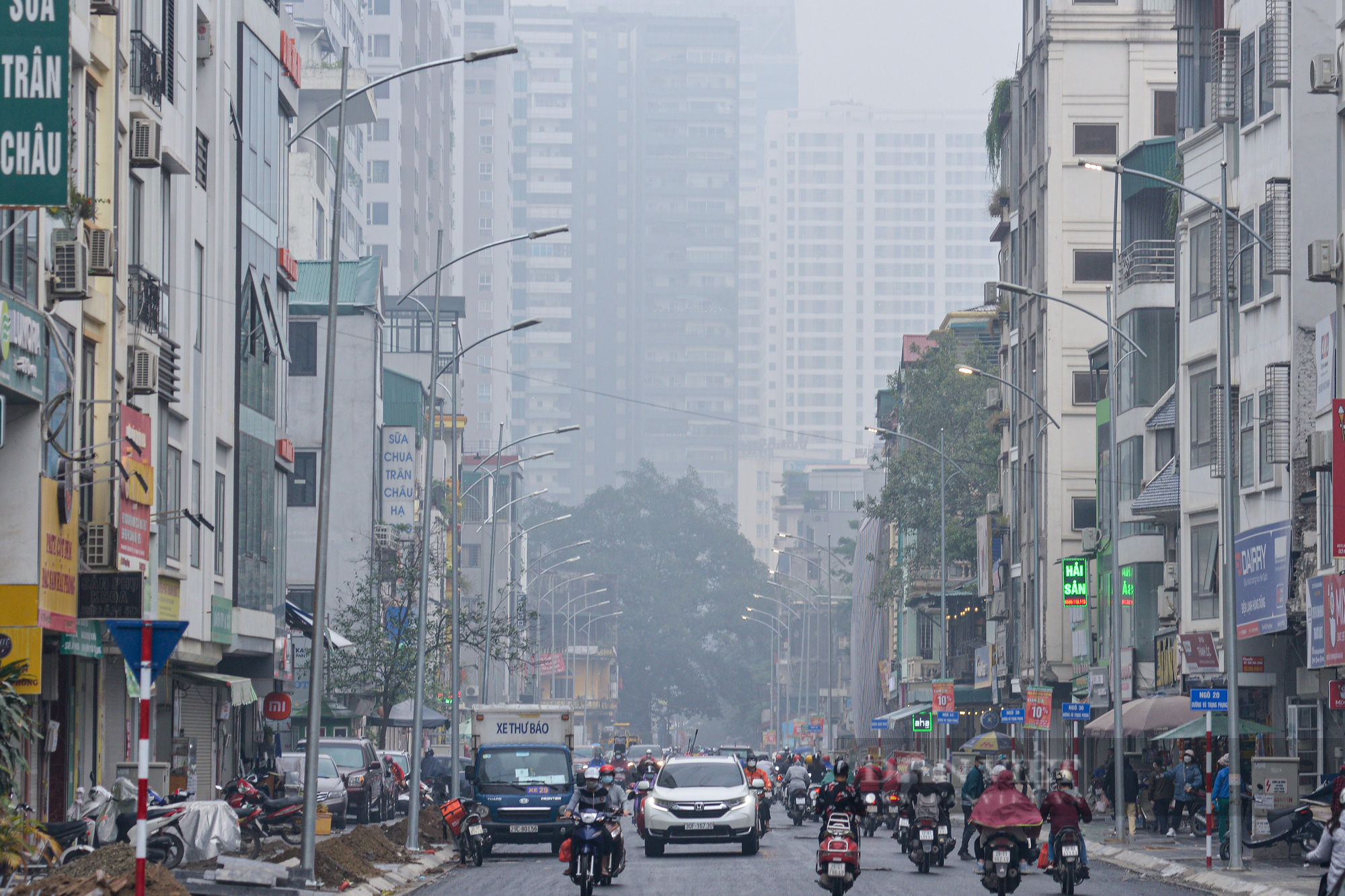 Hà Nội: Sương mù và bụi bẩn bao trùm cả thành phố - Ảnh 6.