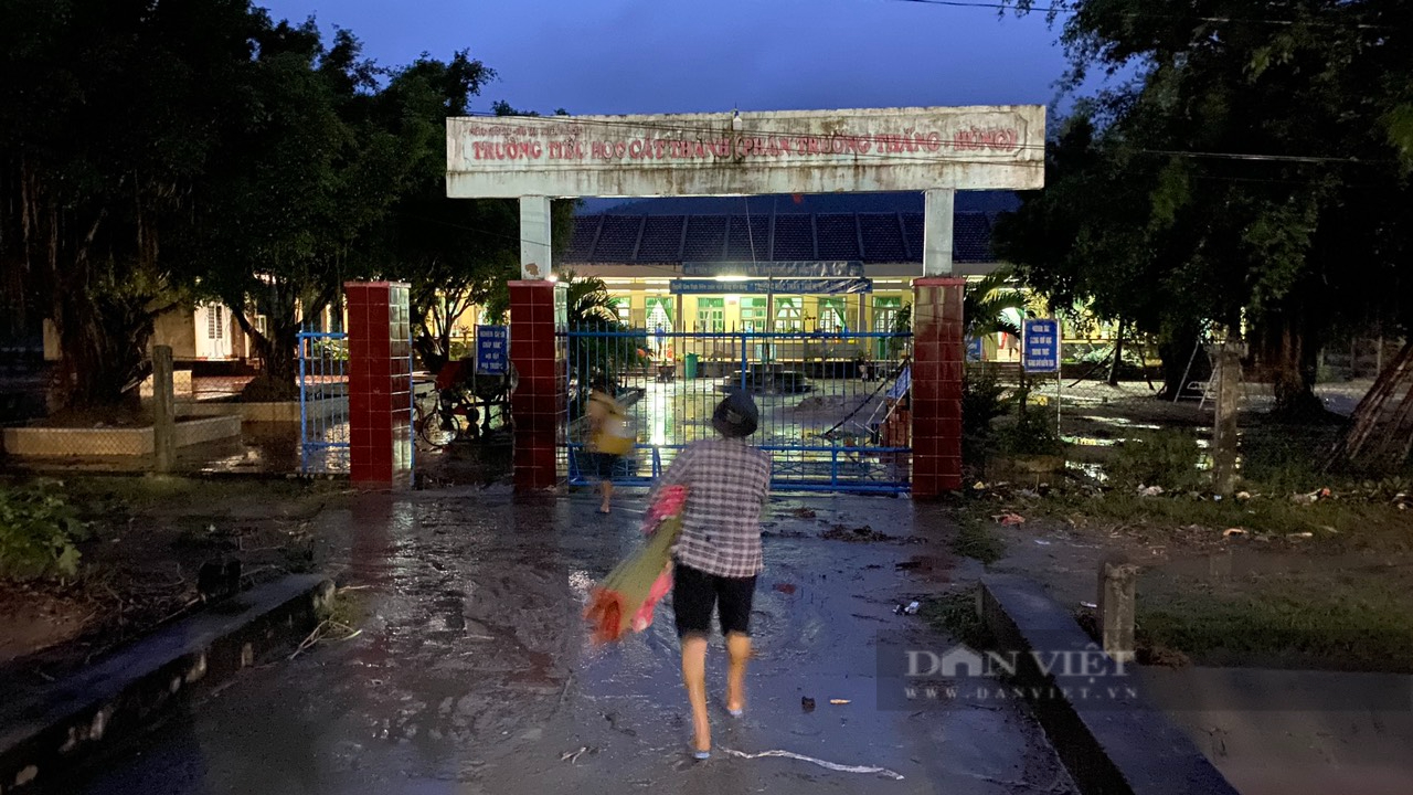 Cận cảnh 'tan hoang' hiện trường sạt lở núi Cấm, sơ tán dân đến trường học - Ảnh 4.