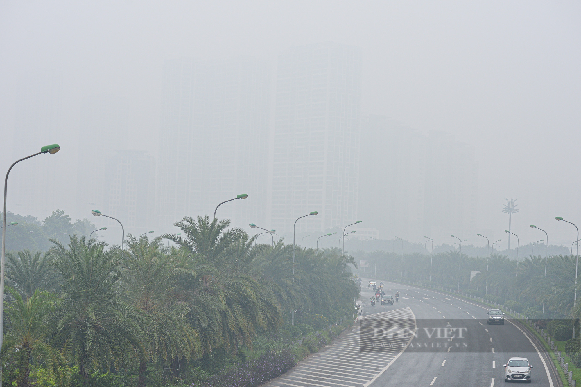 Hà Nội: Sương mù và bụi bẩn bao trùm cả thành phố - Ảnh 9.