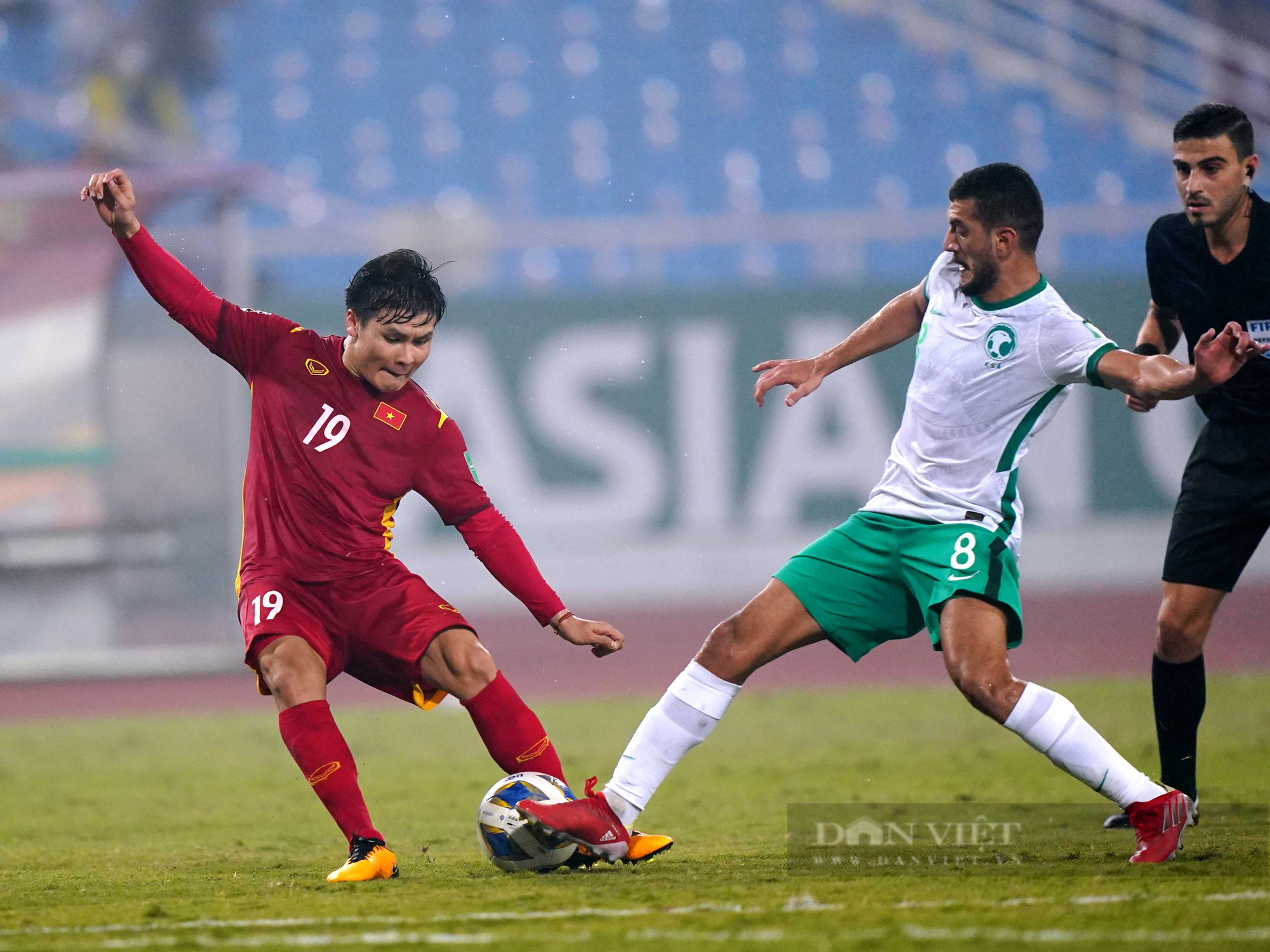 Chùm ảnh tuyển Việt Nam thi đấu lăn xả trước đội tuyển Ả Rập Xê Út - Ảnh 4.