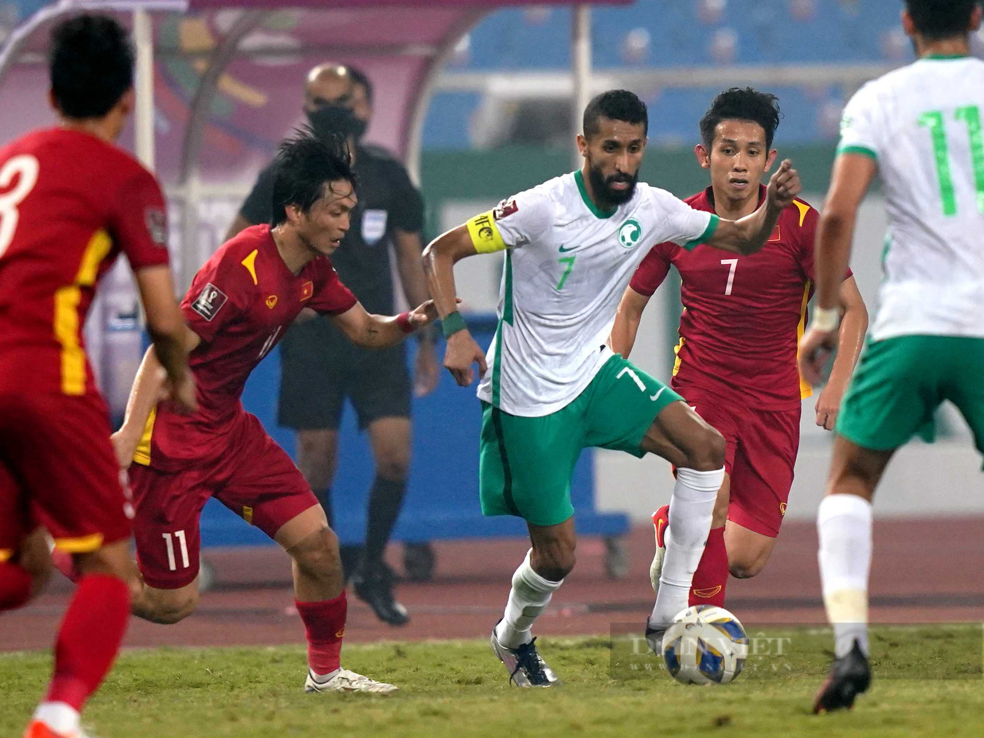 Chùm ảnh tuyển Việt Nam thi đấu lăn xả trước đội tuyển Ả Rập Xê Út - Ảnh 1.