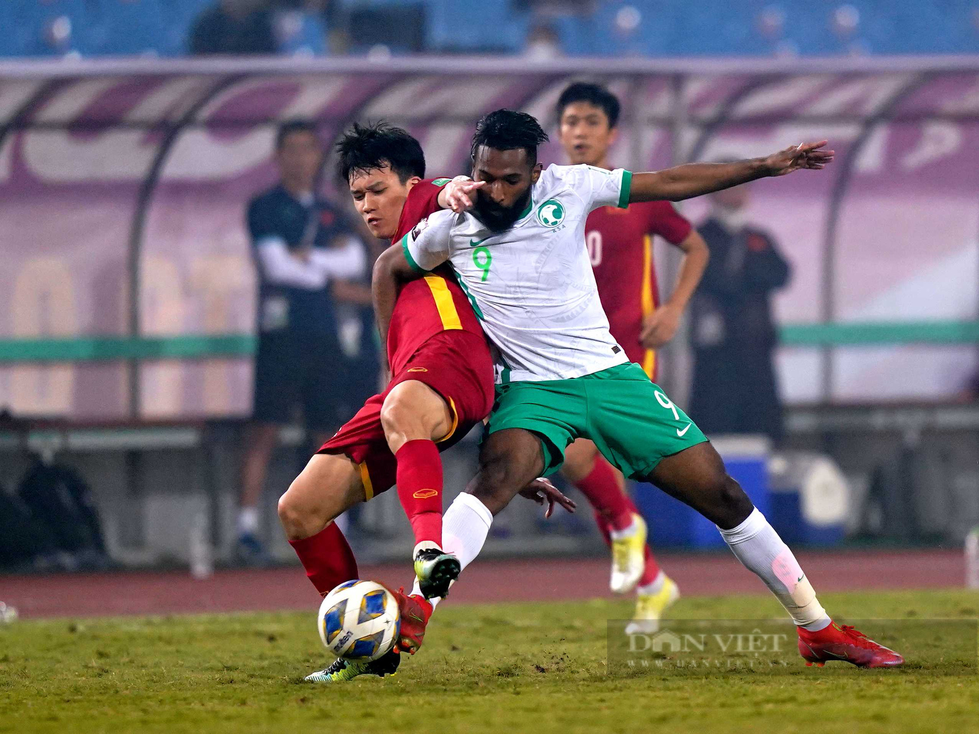 Chùm ảnh tuyển Việt Nam thi đấu lăn xả trước đội tuyển Ả Rập Xê Út - Ảnh 10.
