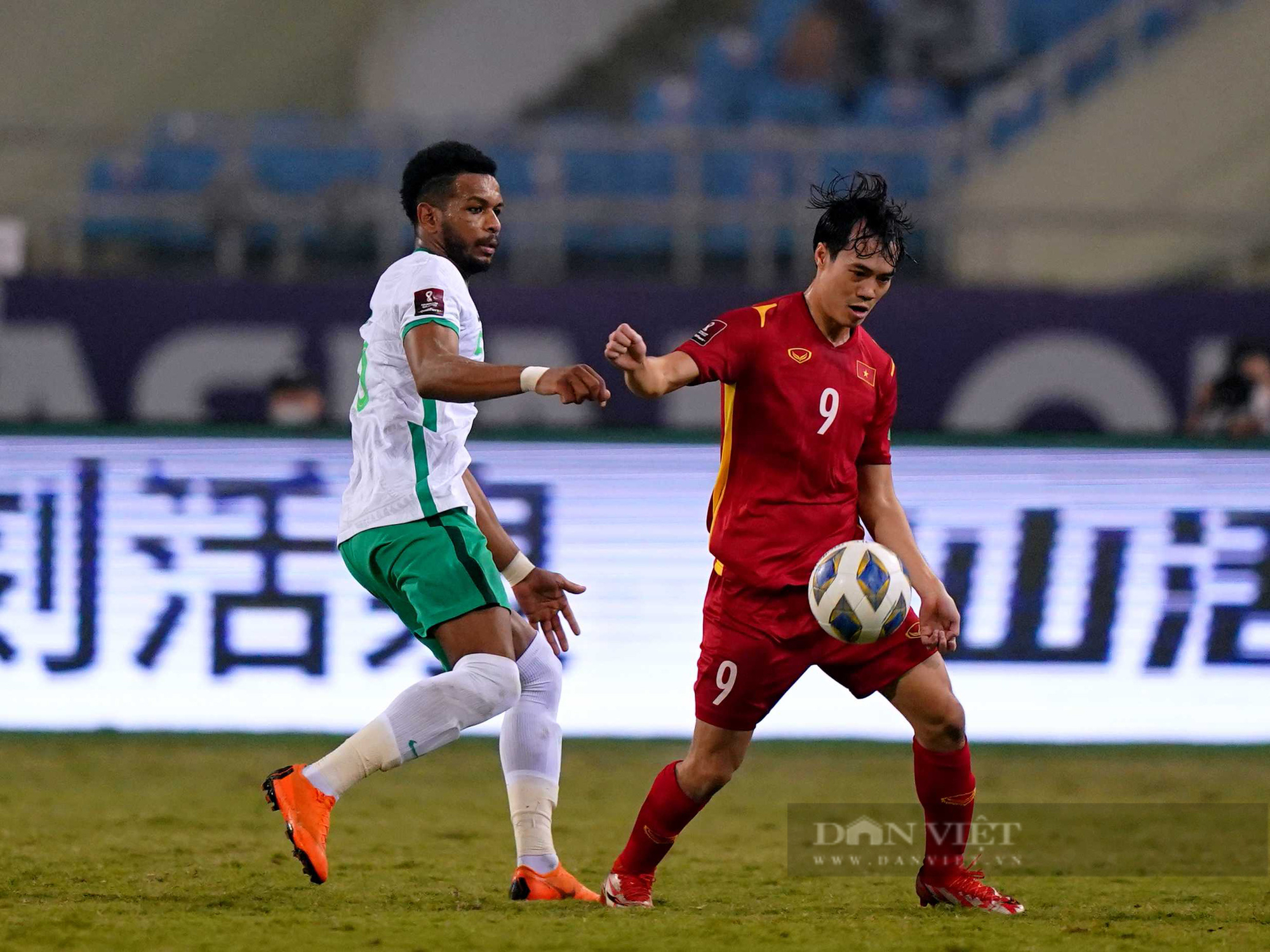 Chùm ảnh tuyển Việt Nam thi đấu lăn xả trước đội tuyển Ả Rập Xê Út - Ảnh 8.