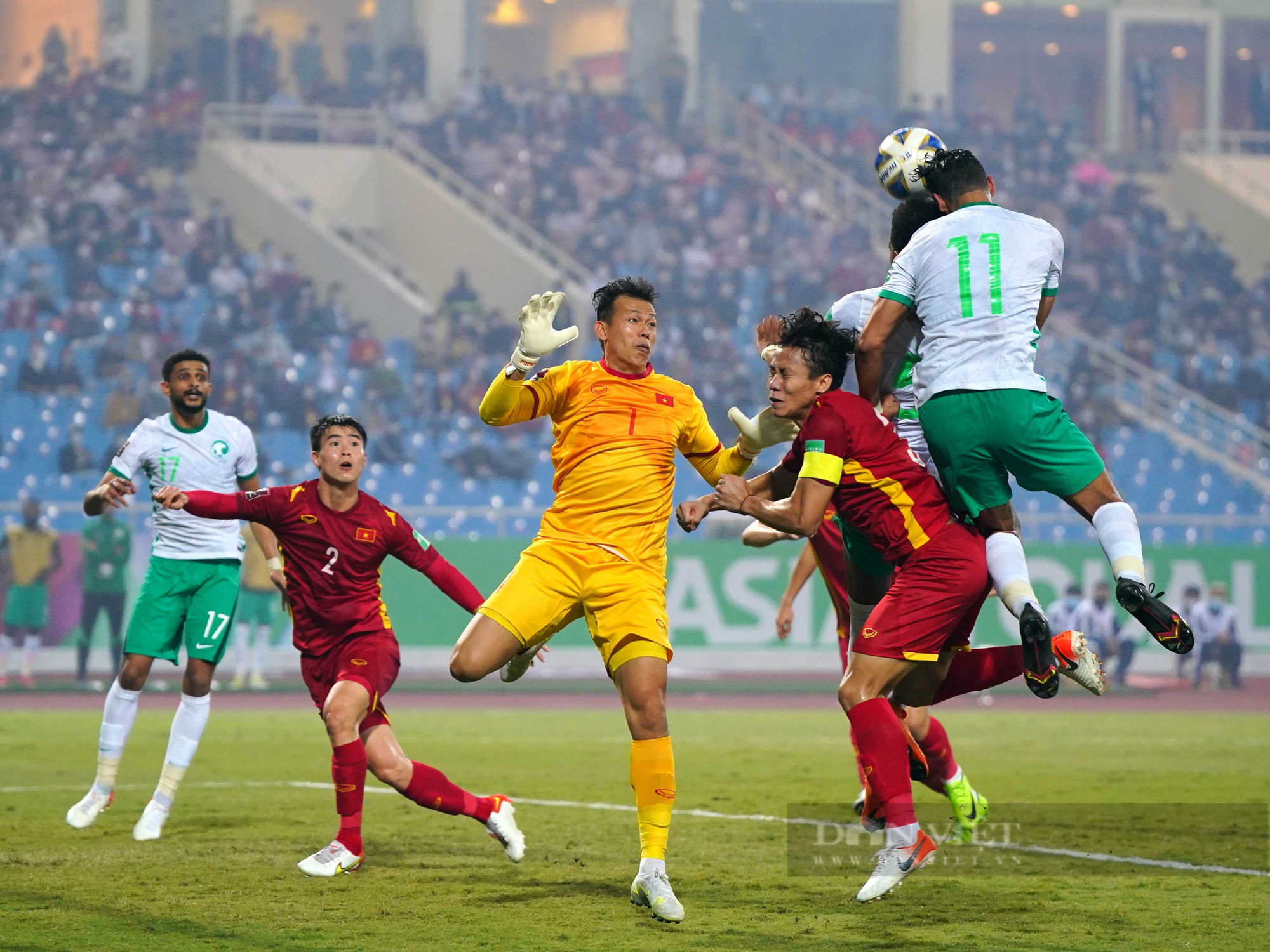 Chùm ảnh tuyển Việt Nam thi đấu lăn xả trước đội tuyển Ả Rập Xê Út - Ảnh 7.