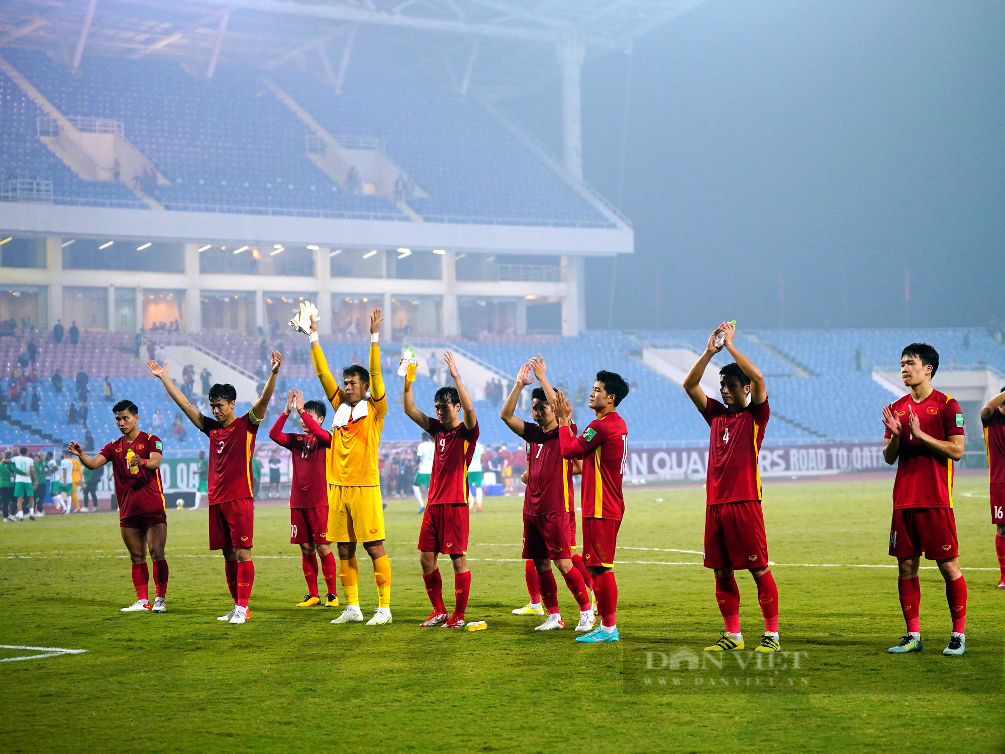 Chùm ảnh tuyển Việt Nam thi đấu lăn xả trước đội tuyển Ả Rập Xê Út - Ảnh 11.