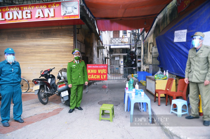 Hà Nội: Ghi nhận nhiều ca nhiễm Covid-19, dựng hàng rào tôn cao 2m ngay trước cửa UBND phường chống dịch  - Ảnh 5.