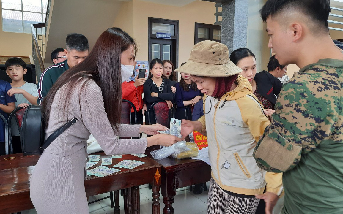 "5 không" của đoàn ca sĩ Thuỷ Tiên khi trao quà từ thiện ở Quảng Trị