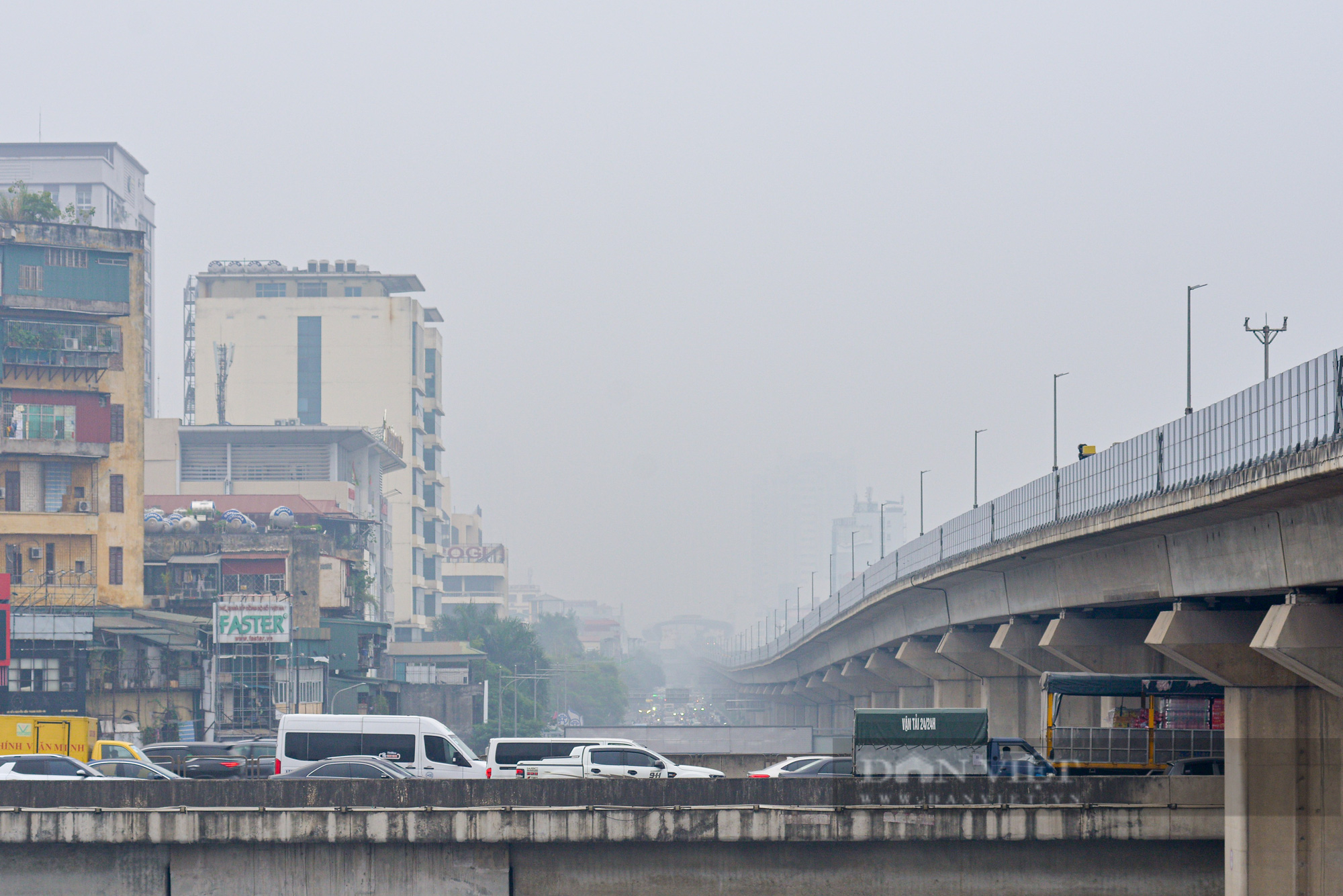 Hà Nội: Sương mù và bụi bẩn bao trùm cả thành phố - Ảnh 4.