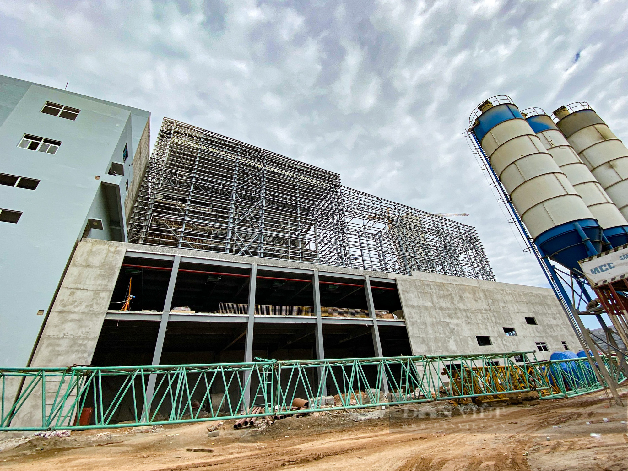 Cận cảnh nhà máy điện rác Sóc Sơn 7.000 tỷ đồng đang chậm tiến độ - Ảnh 3.