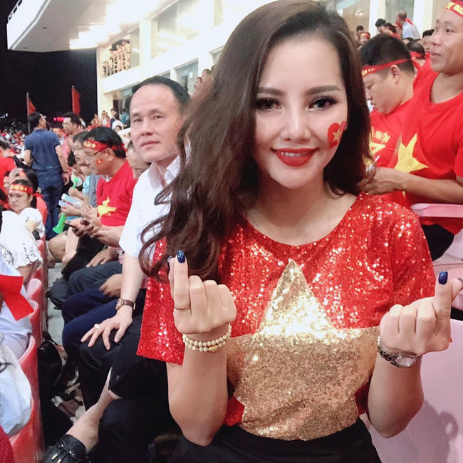 Cổ vũ ĐT Việt Nam, bạn gái Đức Huy ăn mặc sexy chiếm &quot;spotlight&quot; - Ảnh 11.