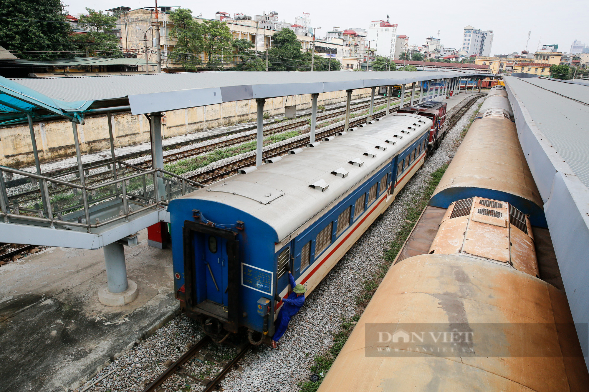 Giá vé tàu Tết giảm mạnh, ga Hà Nội lác đác người đến mua trực tiếp - Ảnh 11.