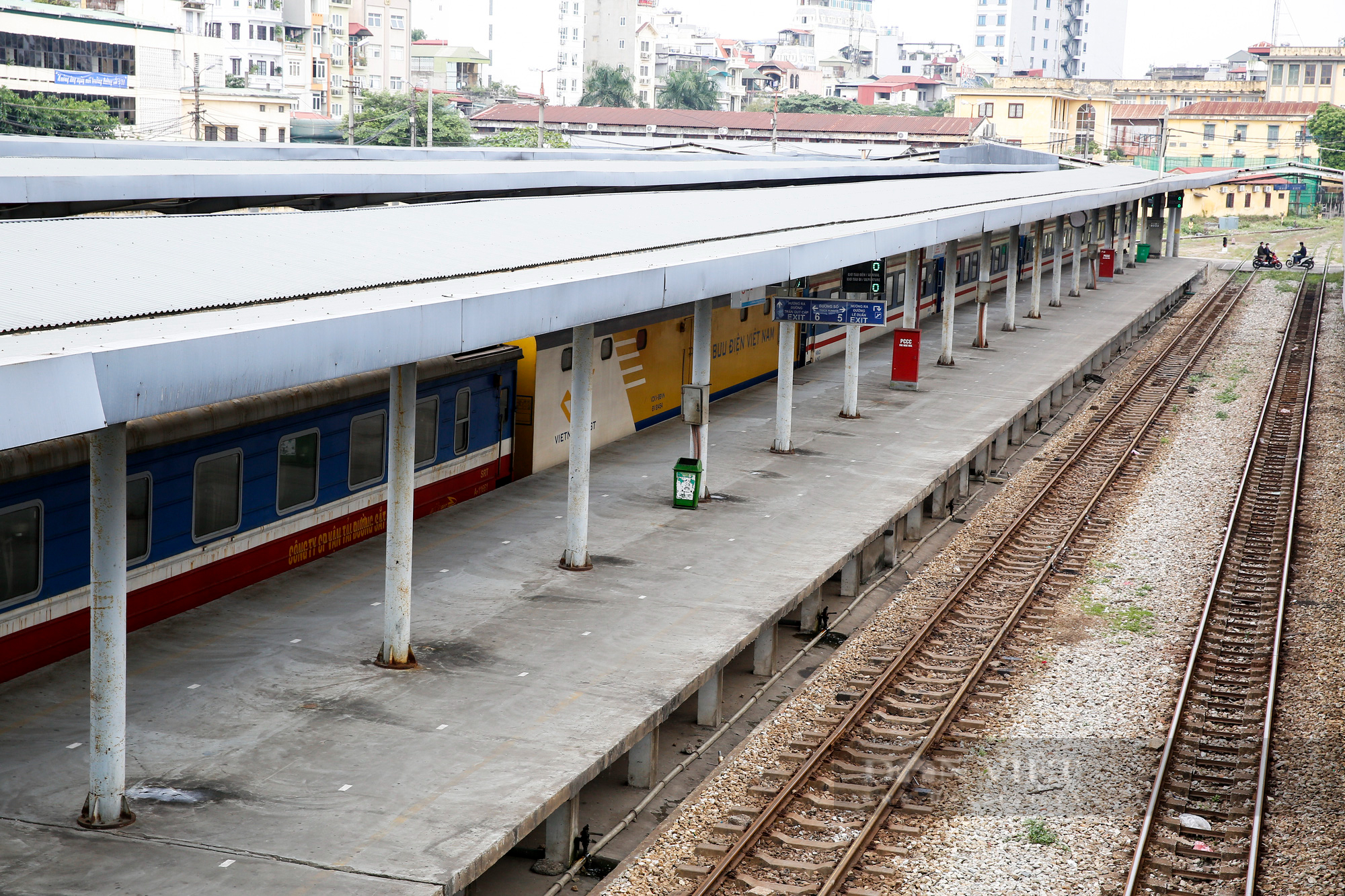 Giá vé tàu Tết giảm mạnh, ga Hà Nội lác đác người đến mua trực tiếp - Ảnh 12.