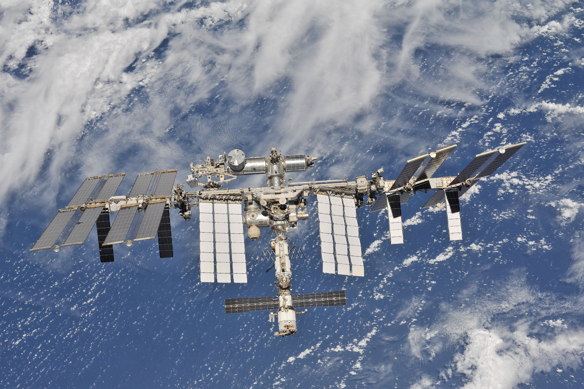 NASA cảnh báo các mảnh vỡ từ vệ tinh Nga có thể &quot;quét sạch&quot; trạm vũ trụ ISS - Ảnh 2.