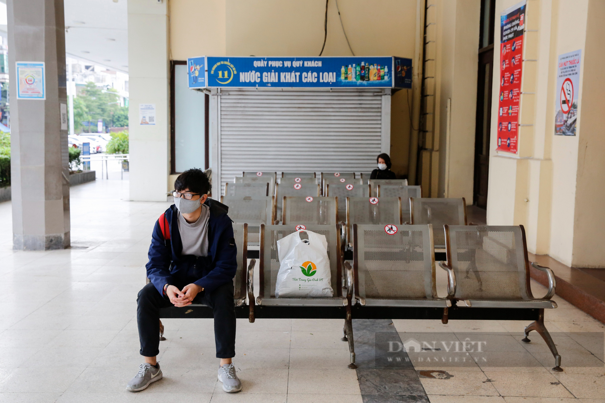 Giá vé tàu Tết giảm mạnh, ga Hà Nội lác đác người đến mua trực tiếp - Ảnh 6.