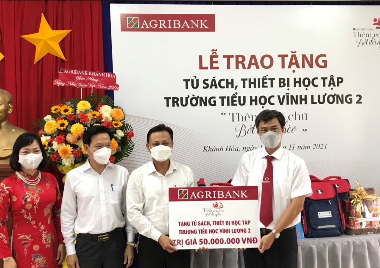 Agribank Chi nhánh tỉnh Khánh Hòa: Trao tặng tủ sách, thiết bị học tập cho Vĩnh Lương 2 và Vĩnh Phương 2  - Ảnh 1.