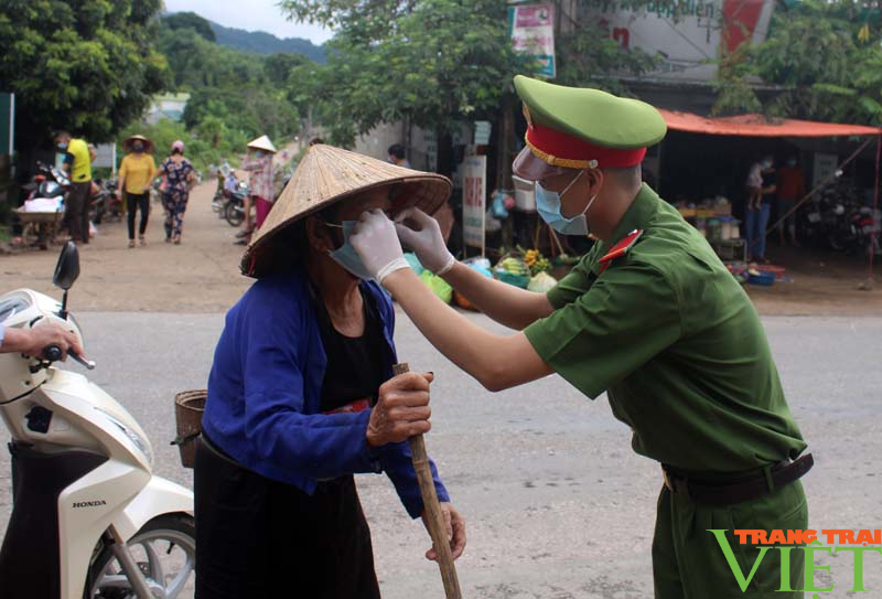 Hoà Bình: Nâng cao công tác phòng chống dịch, bảo đảm sức khoẻ cho người dân - Ảnh 1.