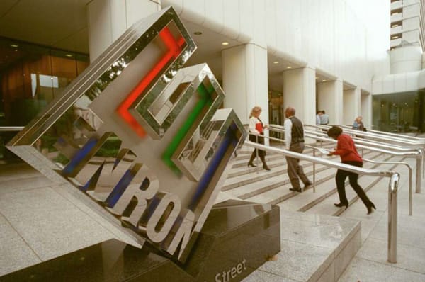 Năm 2001, công ty năng lượng Enron đã bị khai tử do gian lận dưới sự trợ giúp của đại gia kiểm toán Arthur Andersen. Sau đó công ty kiểm toán Arthur Andersen cũng sụp đổ do không còn ai thuê dịch vụ của họ. Ảnh: Happy Live.