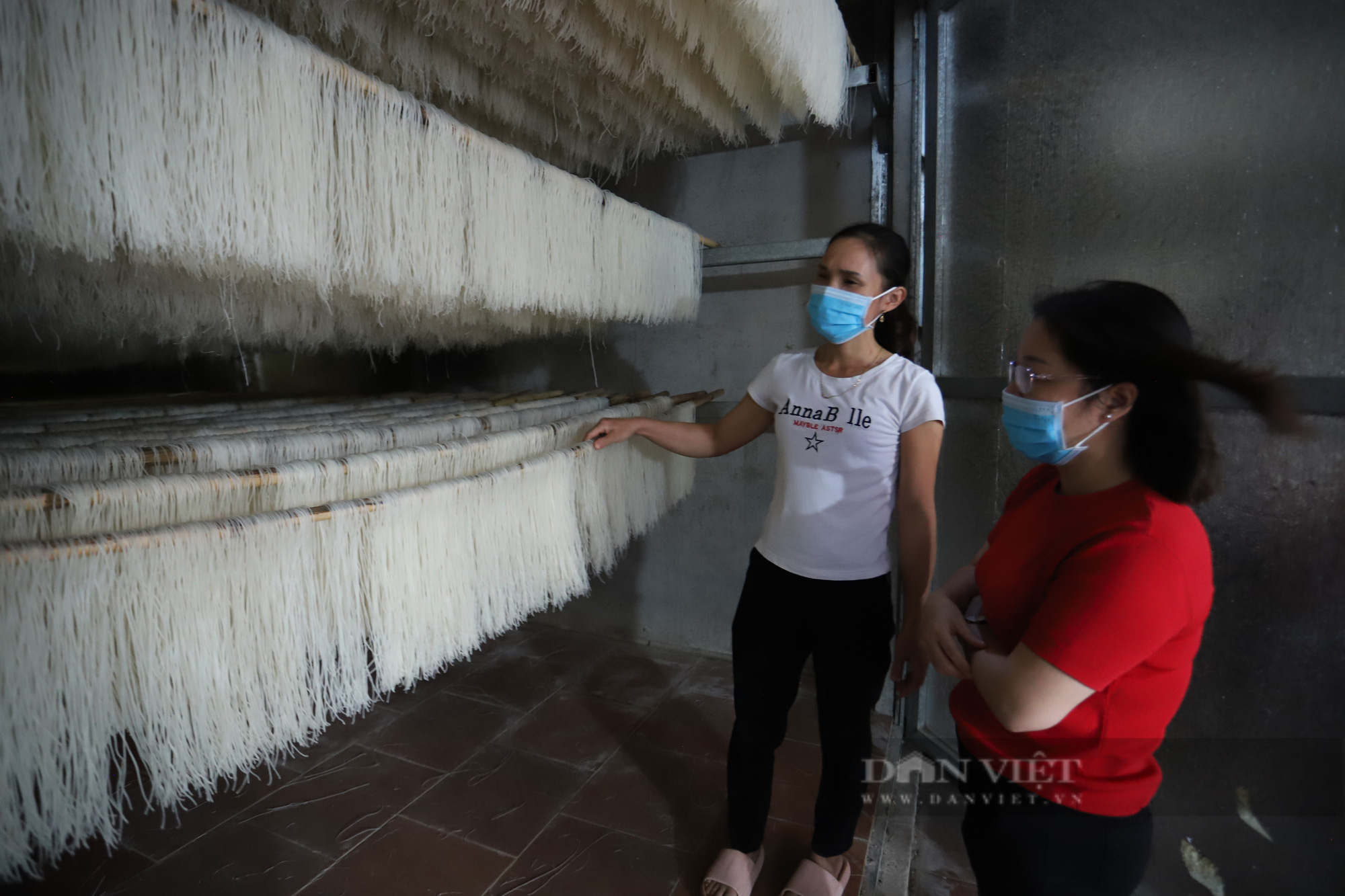 Mày mò thiết kế lò sấy tự động, đôi vợ chồng trẻ Tuyên Quang sản xuất 1 tấn mỳ gạo/ngày - Ảnh 2.
