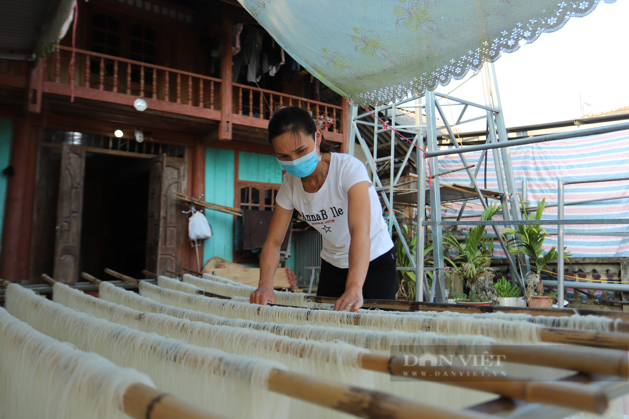 Mày mò thiết kế lò sấy tự động, đôi vợ chồng trẻ Tuyên Quang sản xuất 1 tấn mỳ gạo/ngày - Ảnh 3.