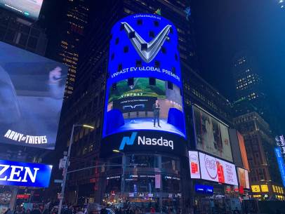 Tự hào hình ảnh VinFast toả sáng trên Quảng trường Thời đại New York - Ảnh 1.