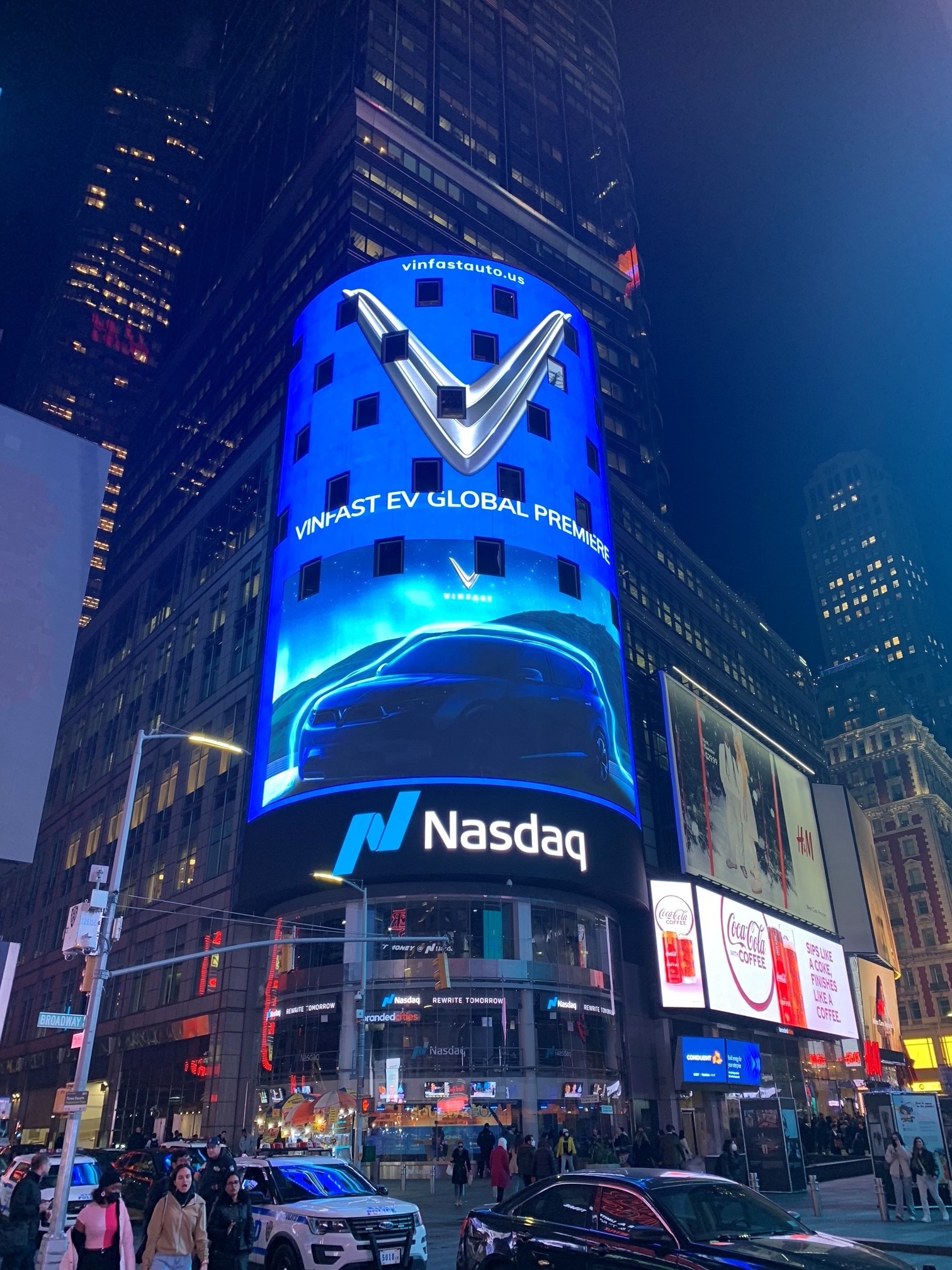 Tự hào hình ảnh VinFast toả sáng trên Quảng trường Thời đại New York - Ảnh 2.