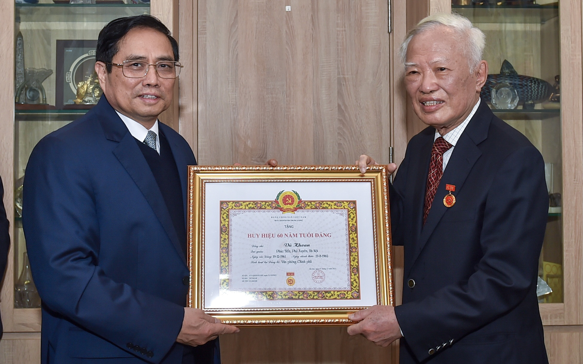 Nguyên Phó Thủ tướng Vũ Khoan nhận Huy hiệu 60 năm tuổi Đảng