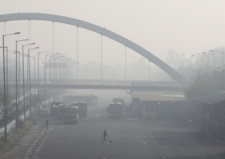 Bầu không khí thủ đô Ấn Độ chuyển màu xám xịt do ô nhiễm - Ảnh 10.