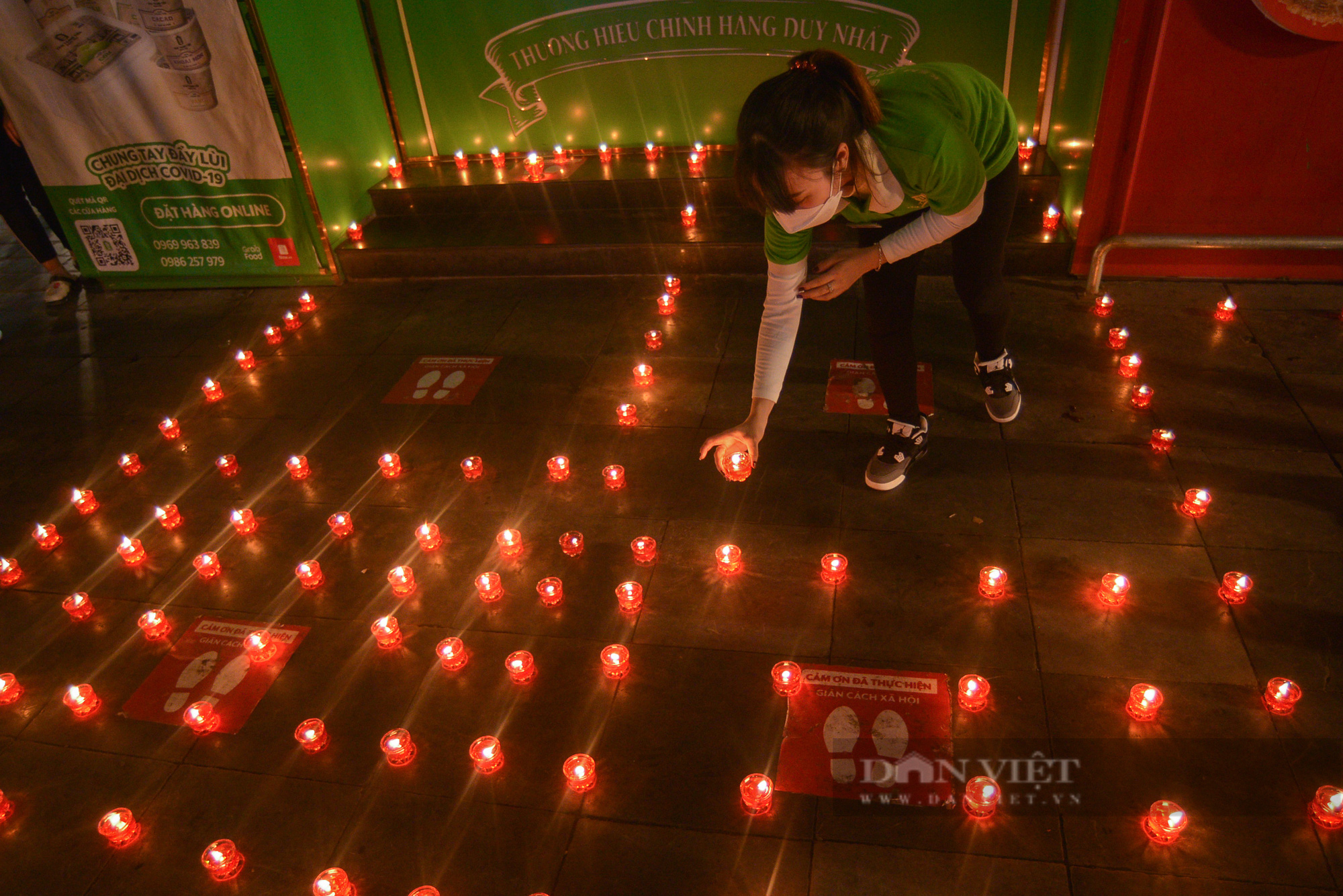 Hà Nội: Nhiều nơi tắt đèn, thắp nến  để tưởng niệm hơn 23.000 đồng bào đã mất vì Covid-19 - Ảnh 7.